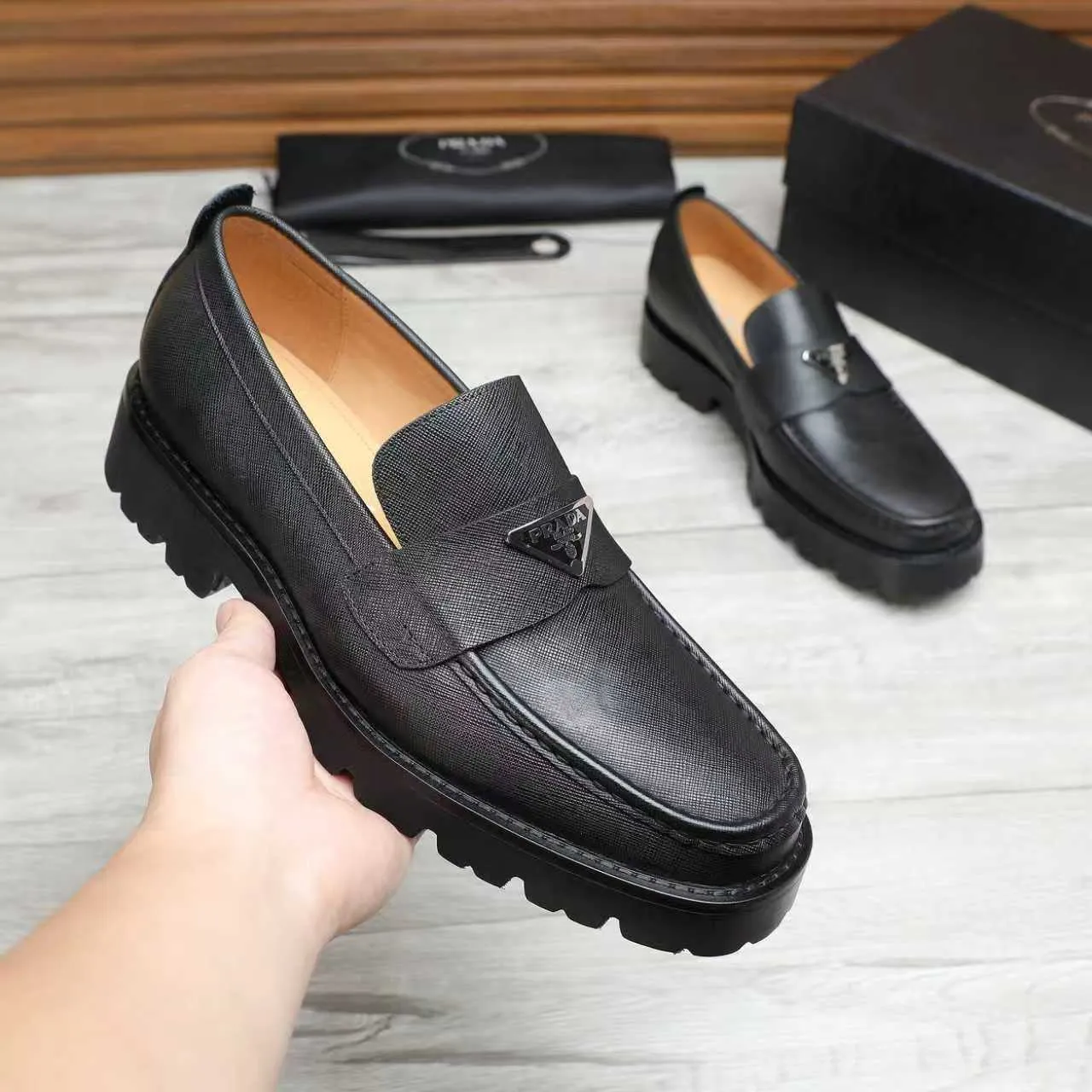 Men's shoes 💰540 💰💰🎩🎩【Prada】Counter 1:1⬆️original reproduction, absolute quality🆗original outsole, high-quality imported rubber, wear-resistant and non-slip, never degummed, upper material: imported first-layer cowhide➕anti-slip foam outsole, official website material, inner material: water-dyed leather lining, 6 colors available! Code number 38-45